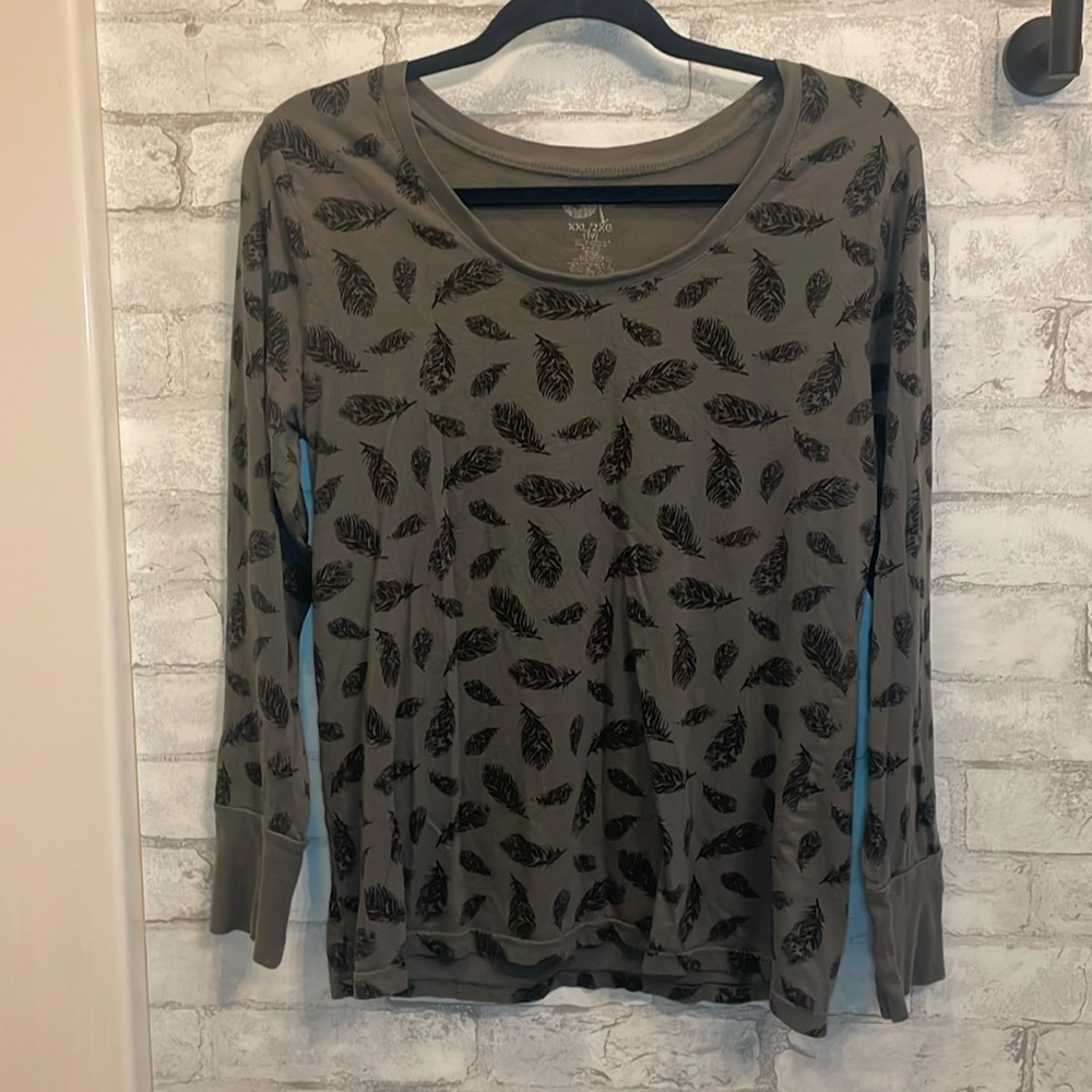 Women’s Op long sleeve gray with black feather print XXL (fits like a M/L)